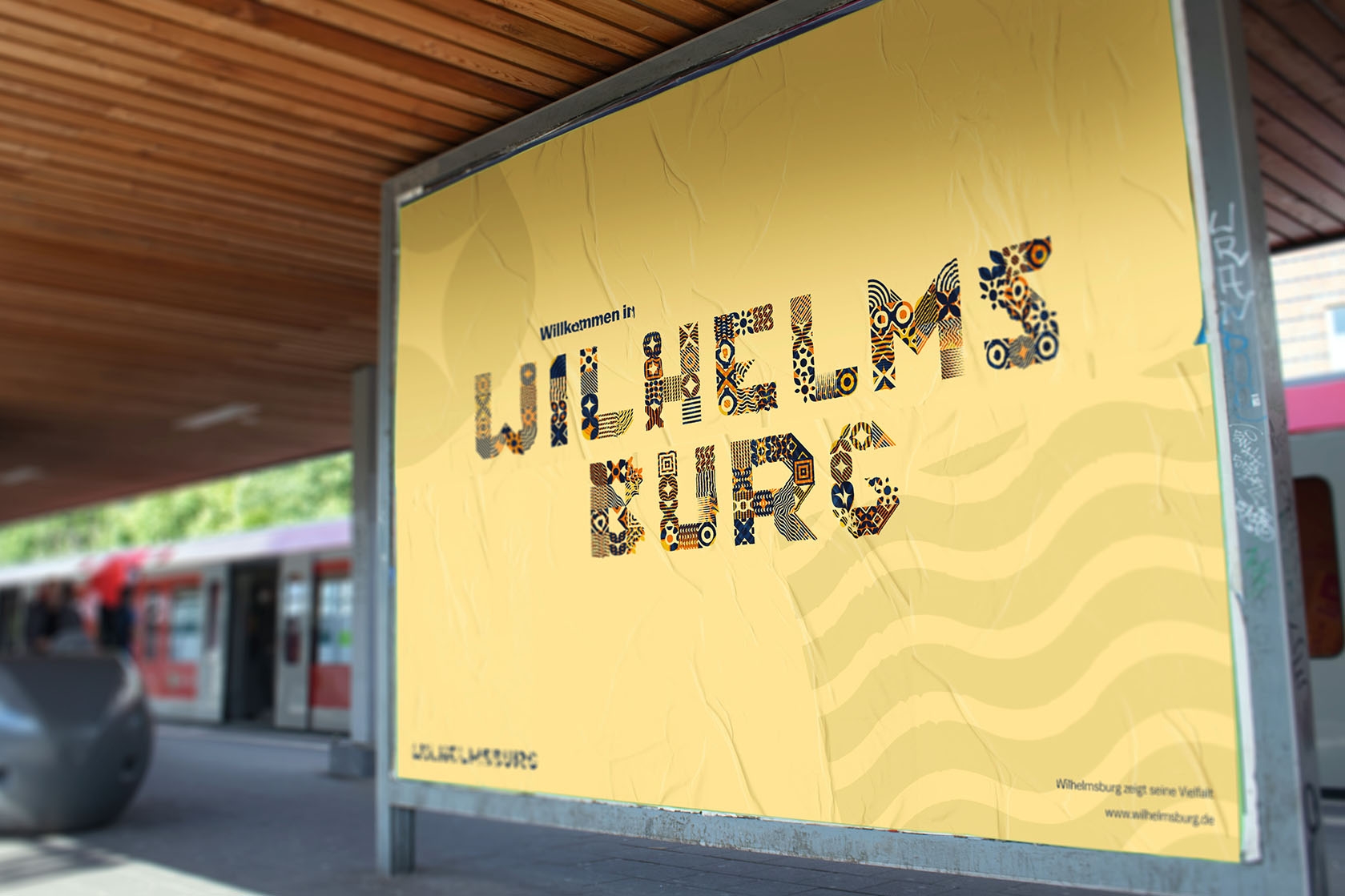 Willkommen in wilhelmsburg plakat am bahnsteig